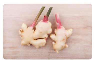 Beyaz arka plan üzerinde ahşap kesme tahtası üzerinde genç Kızıllar