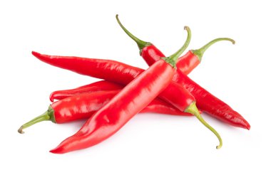 Kırmızı biber ya da kırmızı biber beyaz arkaplanda izole edilmiş.