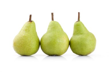 beyaz arka planda izole edilmiş taze armutlar