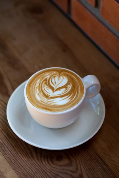 Latte art kawy na tle drewna — Zdjęcie stockowe