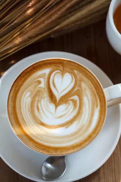 Latte art koffie op houten achtergrond — Stockfoto