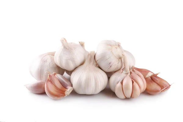 Frischer Knoblauch isoliert auf weißem Hintergrund — Stockfoto