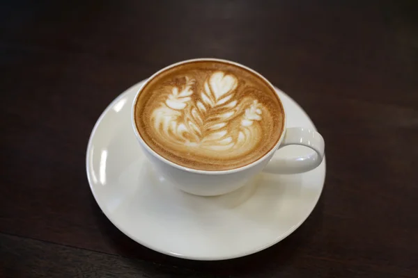 Café latte arte sobre fondo de madera —  Fotos de Stock