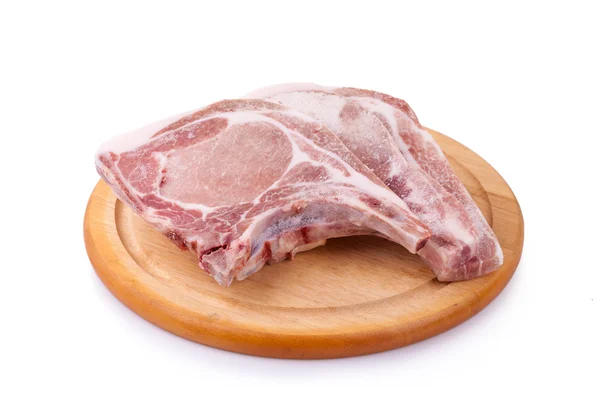 Chuleta de cerdo cruda en madera ancha o chuleta de cerdo cocida — Foto de Stock