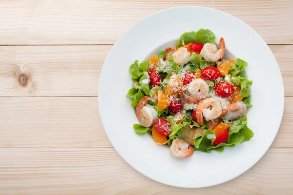 Grilled shrimp salad on wood table, Top view — Stock Photo, Image