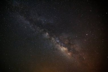 Kainatta yıldızlar ve uzay tozuyla Samanyolu Galaksisi
