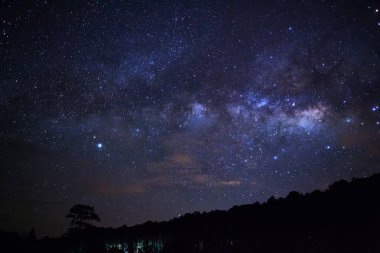 Samanyolu ve ağaç bulut Phu Hin Rong Kla yönü ile silüeti 
