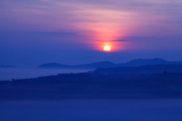 Nebliger morgendlicher Sonnenaufgang am khao takhian ngo Aussichtspunkt bei khao-kho — Stockfoto