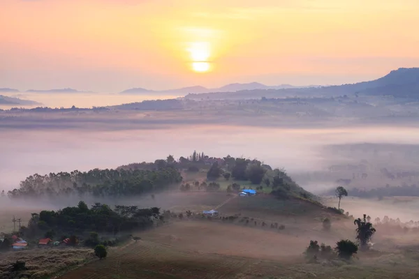 Mistige ochtend zonsopgang in Khao Takhian Ngo View Point op Khao kho — Stockfoto