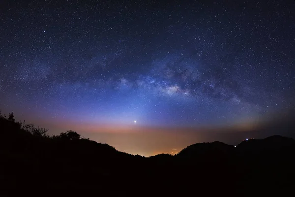 Galaxia de la Vía Láctea Panorama en Doi Luang Chiang Dao antes del amanecer — Foto de Stock