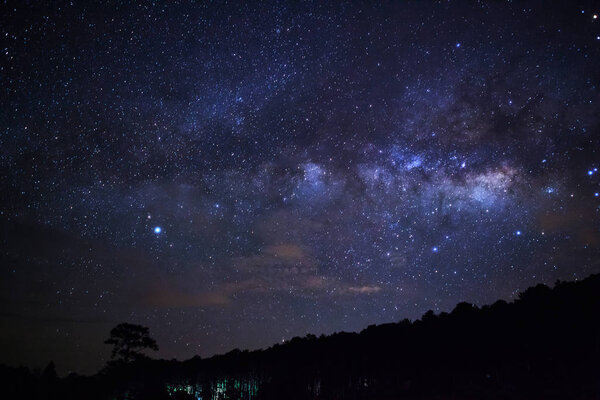 Млечный Путь и силуэт дерева с облаком на Пху Хин Ронг Кла
 