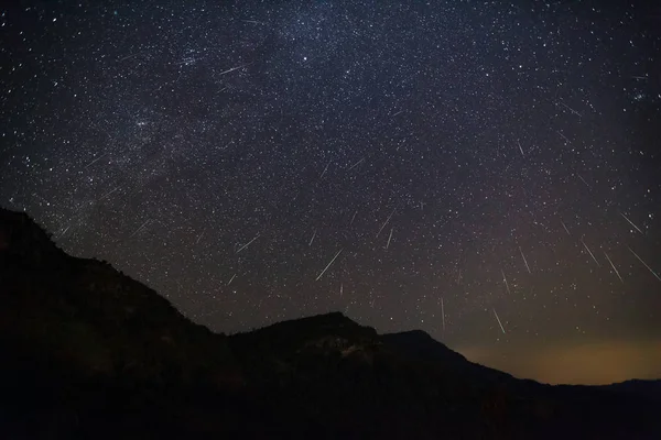 Geminid метеор на нічному небі — стокове фото