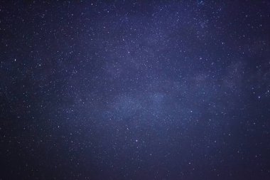 Kainatta yıldızlar ve uzay tozuyla Samanyolu Galaksisi