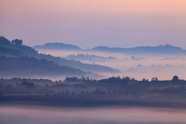 Mist in de ochtend zonsopgang op Khao Takhian Ngo View Point op Khao-kko — Stockfoto