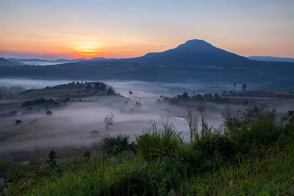 Mistige ochtend zonsopgang in Khao Takhian Ngo View Point op Khao kho — Stockfoto