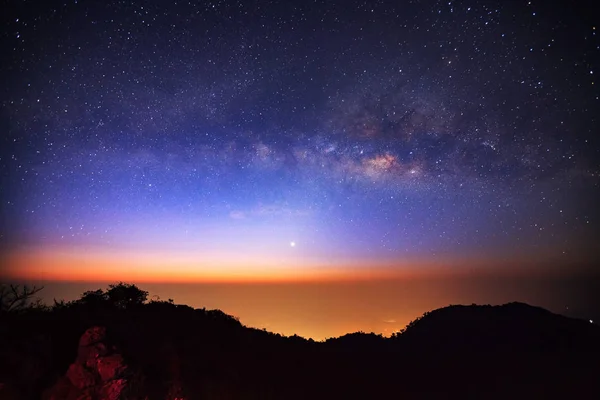 Galaxia de la Vía Láctea en Doi Luang Chiang Dao antes del amanecer. Largo ex — Foto de Stock