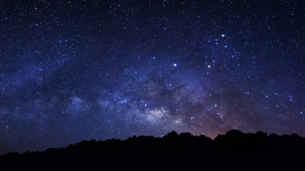 Galaxia Vía Láctea Panorama, Fotografía de larga exposición, con grano — Foto de Stock