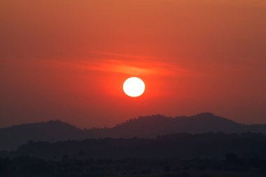 Güzel dağ ve gündoğumu