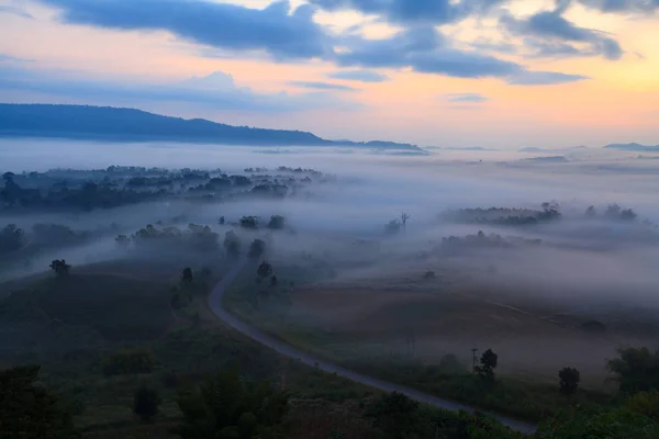 在考 Takhian 非政府组织角度考 kho 在多雾的早晨日出 — 图库照片