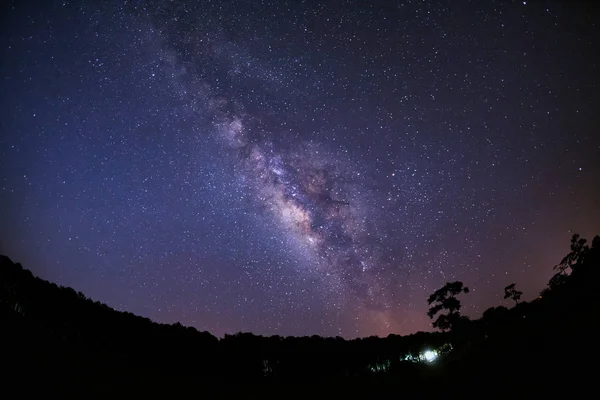 Voie lactée Galaxie et silhouette d'arbre avec nuage.Longue exposition — Photo