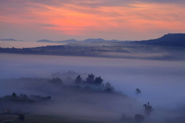 Nebliger morgendlicher Sonnenaufgang am khao takhian ngo Aussichtspunkt bei khao-kho — Stockfoto