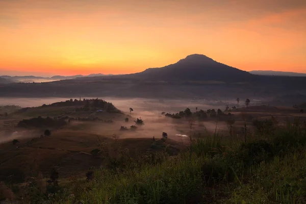 Salida del sol de la mañana brumosa en Khao Takhian Ngo View Point en Khao-kho — Foto de Stock