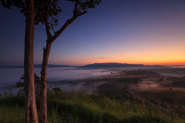 Mistige ochtend zonsopgang in Khao Takhian Ngo View Point op Khao kho — Stockfoto