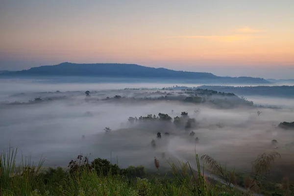 Nebliger morgendlicher Sonnenaufgang und Haus im Aussichtspunkt Khao Takhian Ngo — Stockfoto