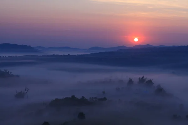 Nebliger morgendlicher Sonnenaufgang am khao takhian ngo Aussichtspunkt bei khao-kho — Stockfoto