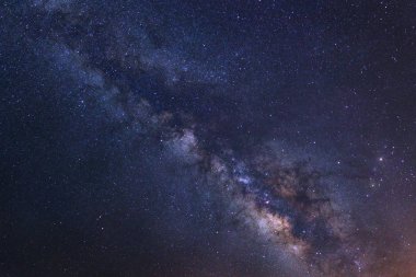 Güzel Samanyolu galaksisinin bir gece gökyüzü, uzun pozlama photogra üzerinde
