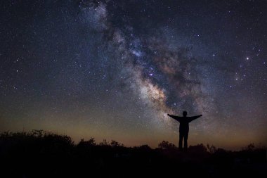 Yatay, Samanyolu, gece gökyüzünde yıldızlar ve silueti ile