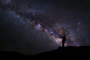 Samanyolu galaksinin bir BRI işaret yanında duran bir adam