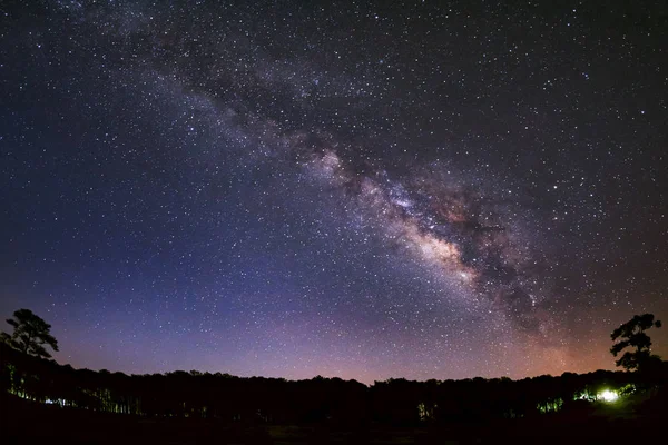 Vía Láctea Panorama y silueta de Árbol con nube. Exposiciones largas — Foto de Stock