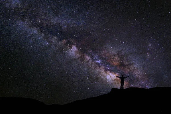 Lansekap dengan cara susu, Malam langit dengan bintang-bintang dan siluet — Stok Foto