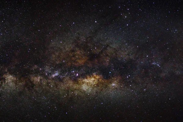 Via leitosa galáxia em um céu noturno, fotografia de longa exposição, com grãos — Fotografia de Stock