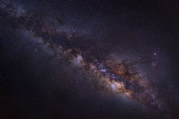 Milchstraßengalaxie am Nachthimmel, Langzeitaufnahme, mit Korn — Stockfoto