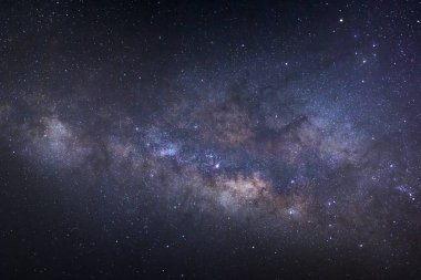 Kainatta yıldızlar ve uzay tozuyla Samanyolu Galaksisi