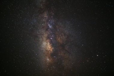 Kainatta yıldızlar ve uzay tozuyla Samanyolu Galaksisi