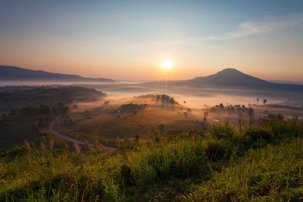 Misty manhã nascer do sol em Khao Takhian Ngo View Point em Khao-kho — Fotografia de Stock