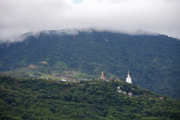 Landsacpe Wat Phra Thart Pha Kaew is a buddhist monastery and te — Stock Photo, Image