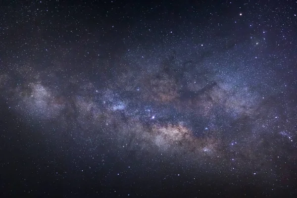 Kainatta yıldızlar ve uzay tozuyla Samanyolu Galaksisi