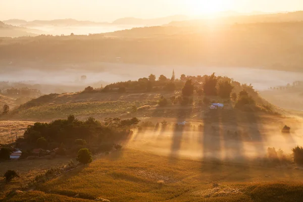 Mistige ochtend zonsopgang in Khao Takhian Ngo View Point op Khao kho — Stockfoto