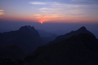 Doi Luang Chiang Dao, Chiang Mai yüksek dağın günbatımında manzara 