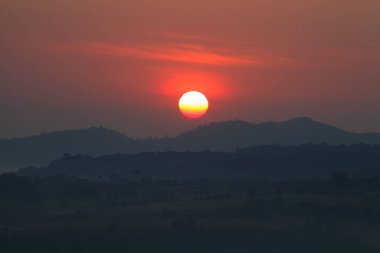 Güzel dağ ve gündoğumu