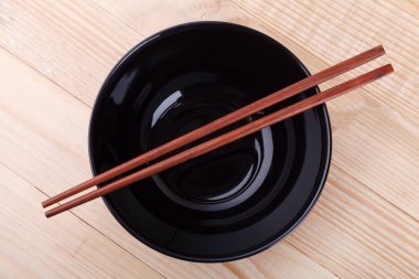 Ahşap arka plan üzerinde Asya küme tablosundaki chopsticks
