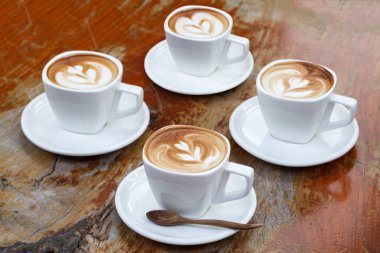 fincan kahve latte ahşap masa üzerinde