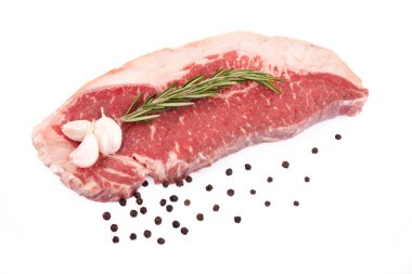 Çiğ kırmızı sığır filetosu biftek biberiye, sarımsak, biber ile