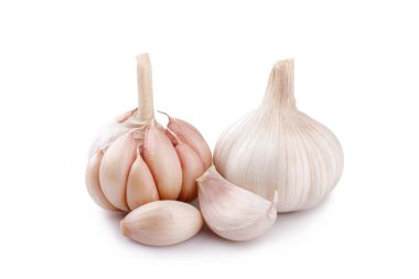 Grup beyaz arka plan üzerinde izole taze sarımsak