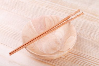 Ahşap adam üzerinde Asya küme tablosundaki chopsticks