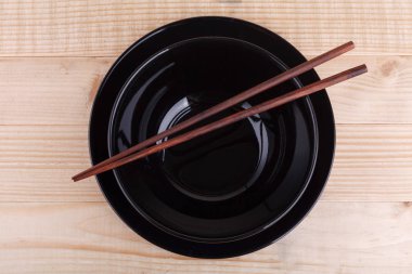 Ahşap arka plan üzerinde Asya küme tablosundaki chopsticks